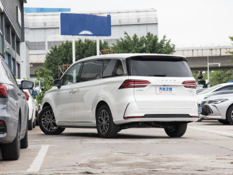 Roewe iMAX8 EV Gold