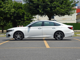 Honda Accord Sport Hybrid Magic Night · Honor