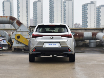 Lexus UX 300h Travel