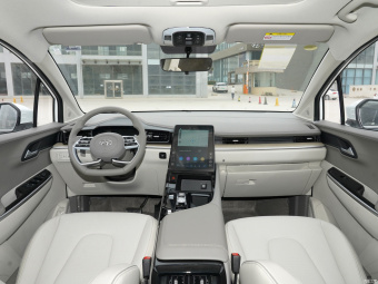 Hyundai Custo Deluxe DLX 380TGDi AT