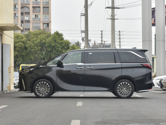 Lexus LM 500h Imperial